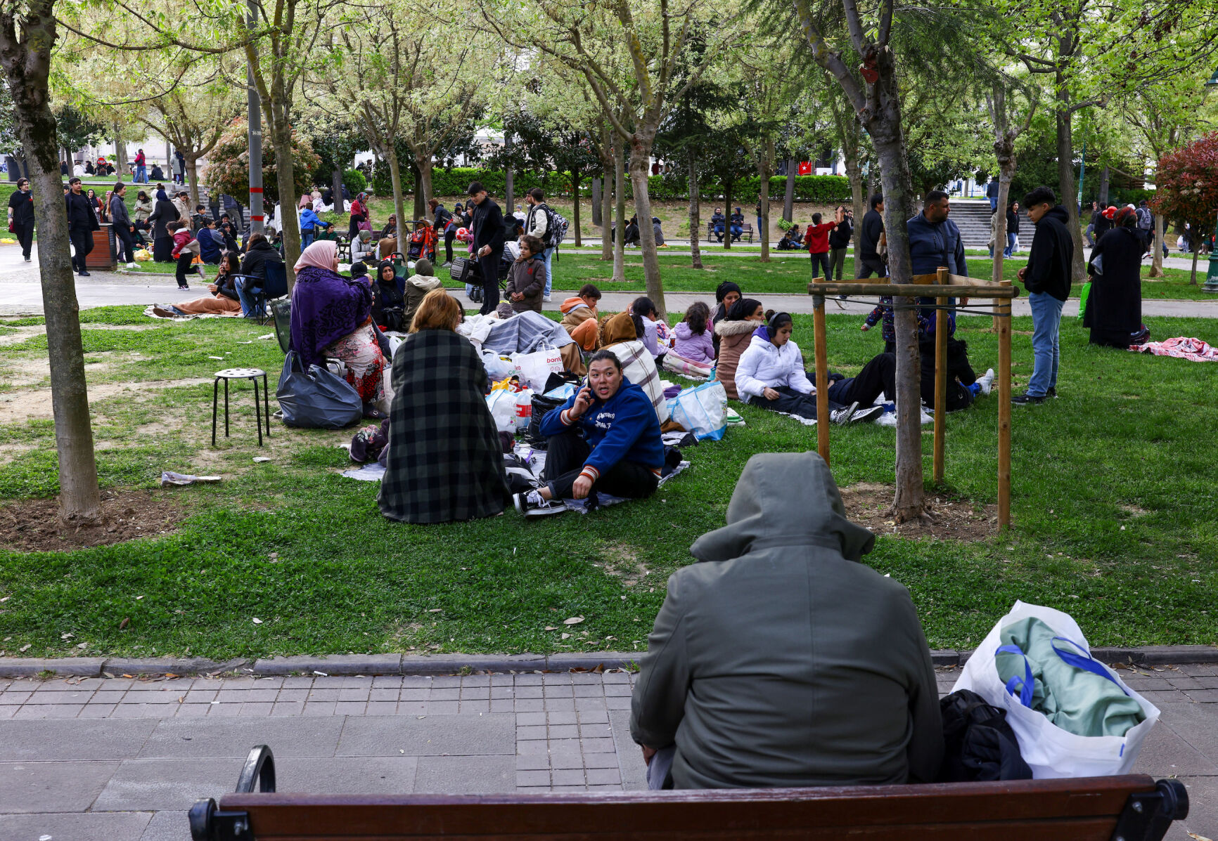 A magnitude 6.2 quake shakes Istanbul and injures more than 230 people